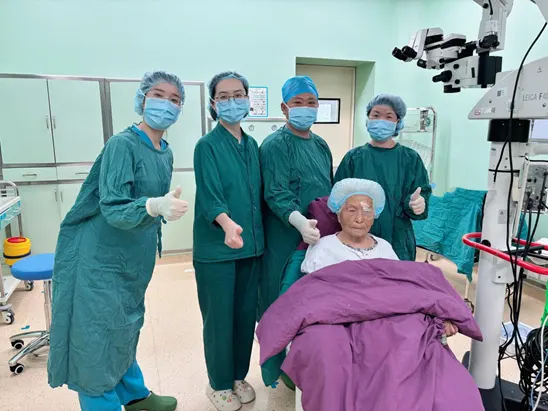 103岁白内障患者接受个体化手术治疗（原报道配图）